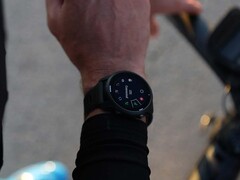 Garmin a publié la version bêta 17.40 pour la smartwatch Forerunner 945 LTE (photo). (Source de l'image : Garmin)