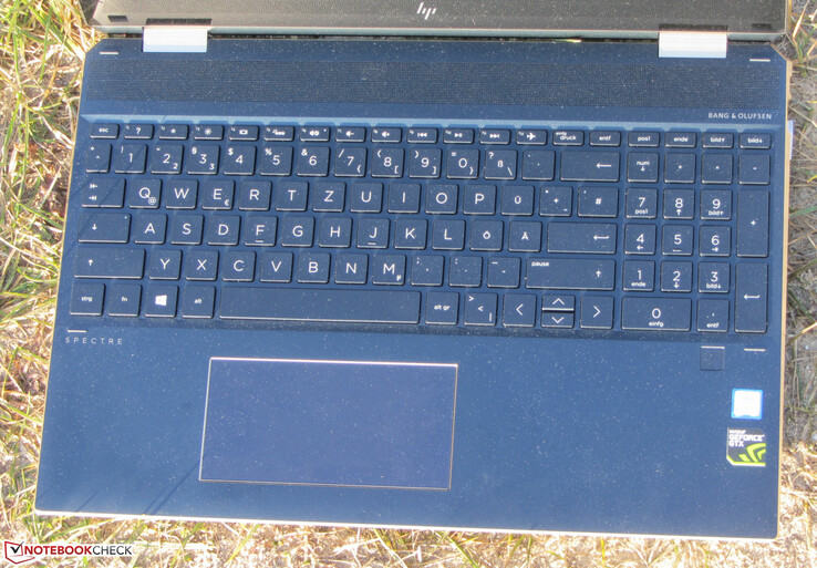 Un coup d'oeil au clavier, au trackpad et au lecteur d'empreintes digitales du Spectre x360 15.