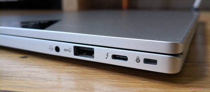 À droite : combo audio 3,5 mm, USB-A 3.2 Gen. 2, USB-C avec Thunderbolt 4 + Power Delivery + DisplayPort, verrou Kensington