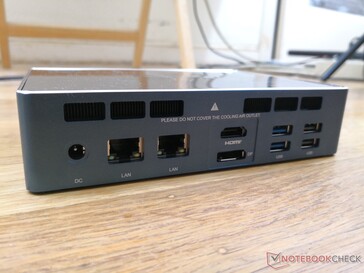 Arrière : Adaptateur secteur, 2x Gigabit RJ-45, HDMI 2.0, DisplayPort, 2x USB-A 3.0, 2x USB-A 2.0