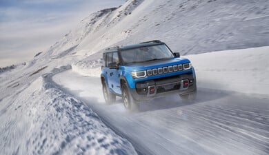 Grâce à sa transmission 4x4 et à son système "Selec-Terrain", la Jeep Recon est réputée capable de faire face à des conditions difficiles comme la neige et le verglas. Le moteur de 650 ch assure une accélération confiante. (Source de l'image : Jeep)