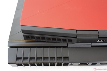Les grilles arrières "moteur d'avion" de l'Alienware 15 R4 ont été significativement réduites sur l'Alienware m15.