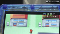 Gros plan de la console portable FPGBA SP bleu transparent faisant tourner Pokémon, avec un compteur affichant 59.74 FPS.