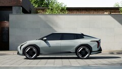 Une Kia EV4 garée devant un bâtiment (Source de l'image : Hyundai Motor Group via Unsplash)