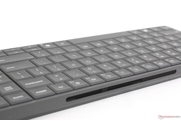 Bord arrière du clavier montrant les grilles d'aération