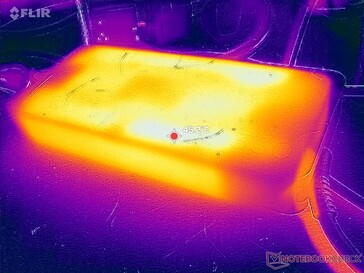 L'adaptateur CA atteint plus de 45°C lorsque vous utilisez des charges exigeantes