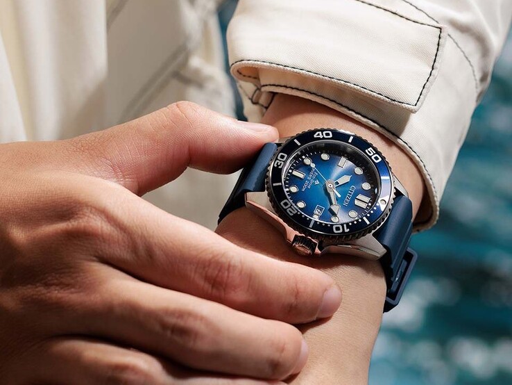 Une personne portant au poignet la Citizen Promaster Marine BN0267-04L, dotée d'un cadran bleu dégradé et d'un bracelet bleu.