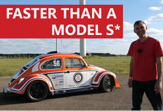 La carrosserie plus légère et l'encombrement réduit de la Coccinelle semblent lui donner un coup de pouce, puisqu'elle a battu la Tesla Model S P100D équipée des mêmes moteurs sur la piste de dragster. (Source de l'image : Electric Classic Cars sur YouTube)