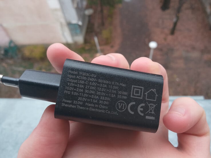 Le téléphone n'a certainement pas peur de tomber, mais le chargeur, lui, pourrait le craindre. (Source de l'image : Sergey Tarasov - Notebookcheck)