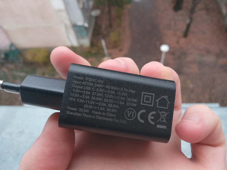 Le téléphone n'a certainement pas peur de tomber, mais le chargeur, lui, pourrait le craindre. (Source de l'image : Sergey Tarasov - Notebookcheck)