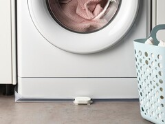 Le détecteur de fuites d'eau Klippbox d'IKEA (photographié devant une machine à laver) est arrivé au Royaume-Uni. (Source de l'image : IKEA)