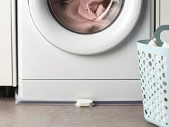 Le détecteur de fuites d'eau Klippbox d'IKEA (photographié devant une machine à laver) est arrivé au Royaume-Uni. (Source de l'image : IKEA)
