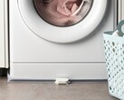 Le détecteur de fuites d'eau Klippbox d'IKEA (photographié devant une machine à laver) est arrivé au Royaume-Uni. (Source de l'image : IKEA)
