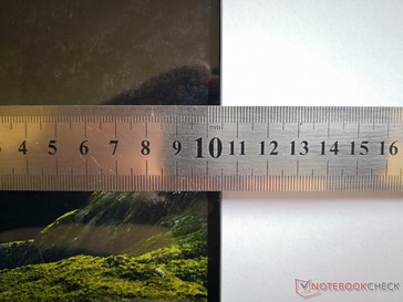 Asus annonce des bordures d'écran de 2,9 mm, mais nous mesurons plutôt 4,8 mm.