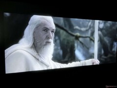 Les détails restent clairs dans les zones difficiles, comme les cheveux de Gandalf. Il n'y a pas non plus de bandes de couleur ou de halo autour de son bâton. (Image : Le Seigneur des Anneaux : Le Retour du Roi de New Line Cinema)
