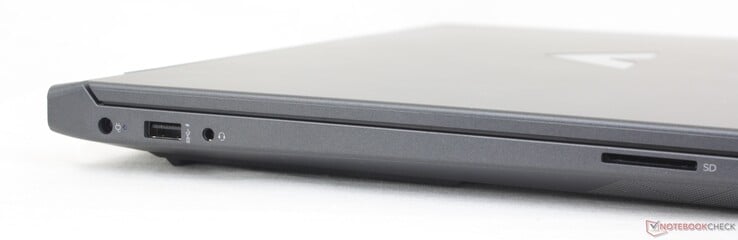 À gauche : adaptateur secteur, USB-A (5 Gbps), casque de 3,5 mm, lecteur de cartes SD