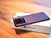 Le Motorola Edge 70 Pro est fin, mais il est tout de même équipé d'une batterie de grande capacité et d'une fonction de recharge sans fil.