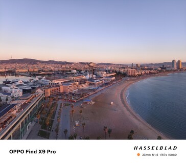 Problèmes de balance des blancs par la fenêtre du 16ème étage de l'hôtel W à Barcelone au lever du soleil.