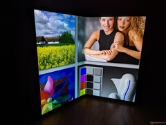 Angles de vue des écrans OLED. Notez les différences de luminosité et de couleur dans le pli et sur la moitié inférieure de l'écran