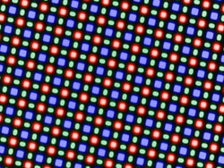 L'écran OLED utilise une matrice de sous-pixels RGGB basée sur une diode rouge, une diode bleue et deux diodes vertes.