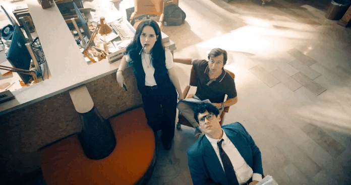 Lois, Jimmy et Clark lèvent les yeux dans la salle de rédaction du Daily Planet (Source de l'image : Warner Bros. Pictures / Photo de Jessica Miglio via Batman News)