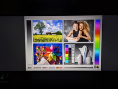 Même sur une image au format 16:9, la dépendance à l'angle de vision est perceptible : vision directe