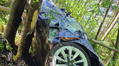 La Model 3 a été projetée à 85 pieds dans les airs avant de percuter un tronc d&#039;arbre (image : Black Lake Towing)