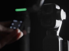 La DJI Osmo Pocket 4P en arrière-plan.