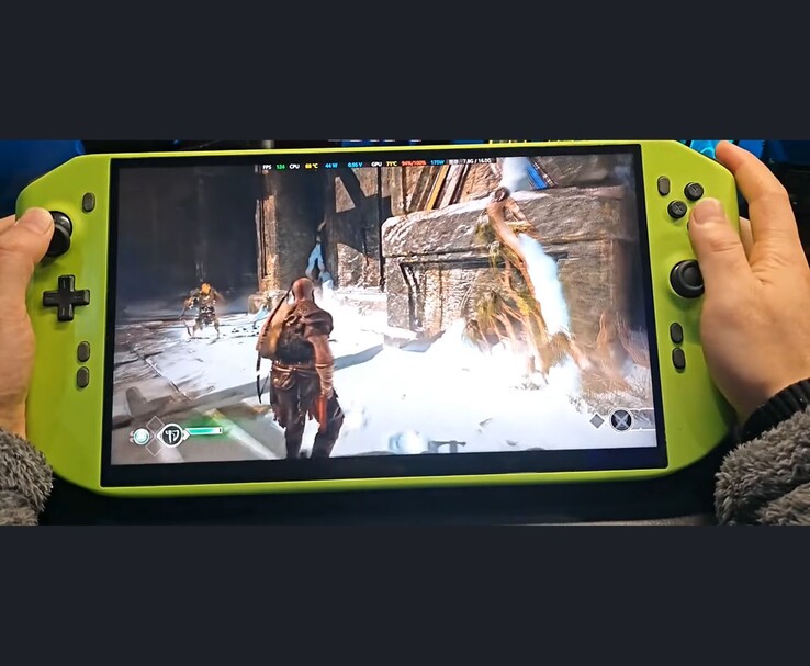 PC de jeu portable DIY équipé d'une RTX 4090 et fonctionnant avec God of War. (Source de l'image : NITTRX sur YouTube)