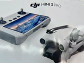 La prétendue DJI Mini 3 Pro avec sa télécommande. (Image source : @JasperEllens)