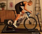 Le Garmin Tacx NEO 3M peut simuler différentes surfaces, y compris des graviers et des pavés. (Source de l'image : Garmin)