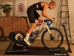 Le Garmin Tacx NEO 3M peut simuler différentes surfaces, y compris des graviers et des pavés. (Source de l&#039;image : Garmin)