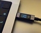 Le câble Ugreen USB-C vers USB-C 240 W avec affichage numérique en mode paysage