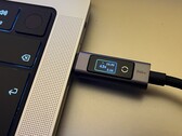 Le câble Ugreen USB-C vers USB-C 240 W avec affichage numérique en mode paysage
