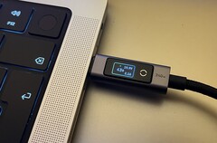 Le câble Ugreen USB-C vers USB-C 240 W avec affichage numérique en mode paysage
