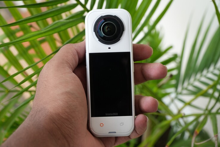 L'Insta360 X5 en blanc satiné (Source de l'image : Abhinav Fating/Notebookcheck)