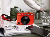 Le Sofort 2 hérite au moins de l'esthétique de la famille Leica (Image Source : Leica)