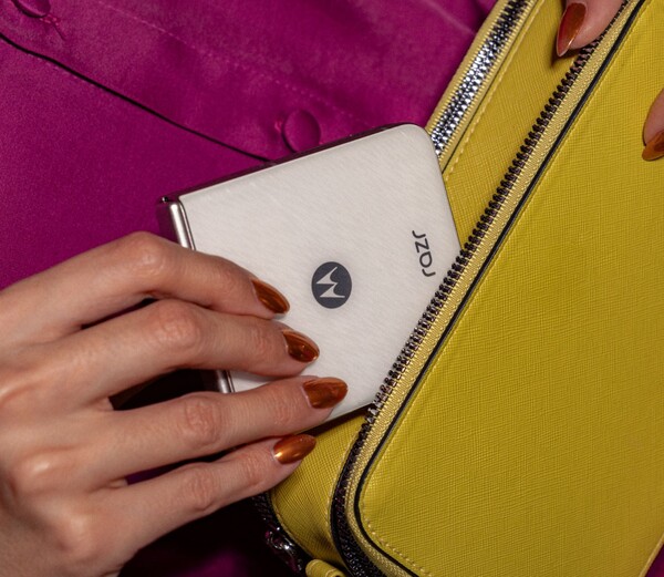 Le Motorola Razr 60, sorti en avril 2025, est disponible en Pantone Lightest Sky. (Source de l'image : Motorola)
