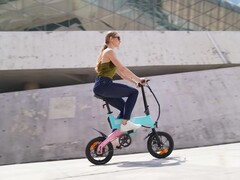 Le vélo électrique pliable ONEBOT S2 pèse environ 18 kg (39 lbs). (Image source : ONEBOT)