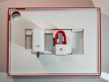 Un chargeur de 45 W, un câble USB Type-A vers Type-C et un outil d'éjection de la carte SIM (pour la version 5G) sont fournis dans la boîte. (Source de l'image : Notebookcheck)