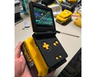 Un utilisateur de Reddit a combiné un GBA avec une batterie DeWalt, ce qui lui donne une autonomie théorique d'environ 17 jours. (Source de l'image : Bangooh via Reddit)