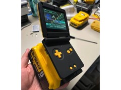 Un utilisateur de Reddit a combiné un GBA avec une batterie DeWalt, ce qui lui donne une autonomie théorique d&#039;environ 17 jours. (Source de l&#039;image : Bangooh via Reddit)