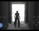 Jeu PC exécuté via DroidDeck sur Android, montrant un personnage dans un paysage enneigé avec des boutons de manette virtuelle.