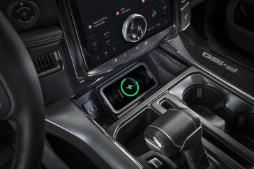 Le Ford F-150 Lightning Flash est équipé d'un socle de recharge sans fil à l'avant de la console centrale. (Source de l'image : Ford)