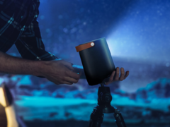 Le projecteur LED portable ASUS ZenBeam L2 Smart offre une résolution native de 1080p. (Source de l'image : ASUS)