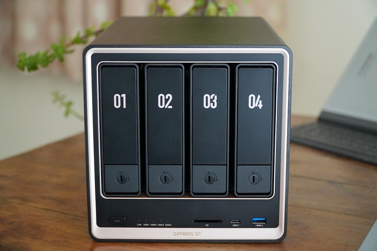 Le NASync DXP4800 GT d'Ugreen est équipé de deux ports 10 GbE