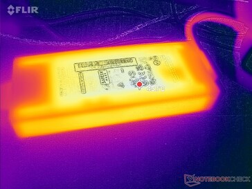 L'adaptateur secteur atteint un peu plus de 45 °C lorsque la charge est élevée