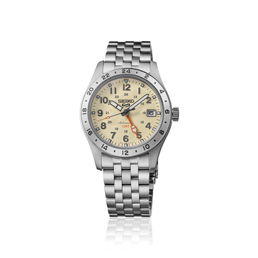 Vue de face de la Seiko 5 Sports Field GMT HDB002, dotée d'un cadran couleur crème
