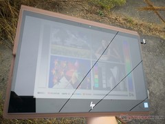 HP Spectre Folio 13 - À l'extérieur par jour nuageux.