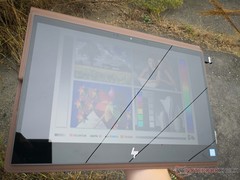 HP Spectre Folio 13 - À l'extérieur par jour nuageux.